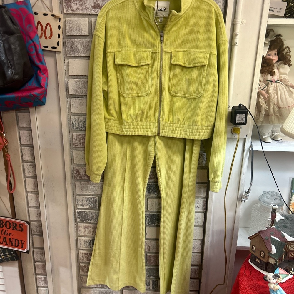 🛍️ Aerie Ladies size M 2 piece green crop jacket/Pants